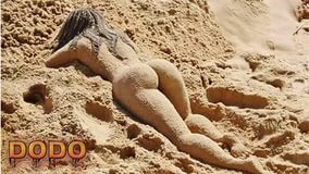 Голая в песке